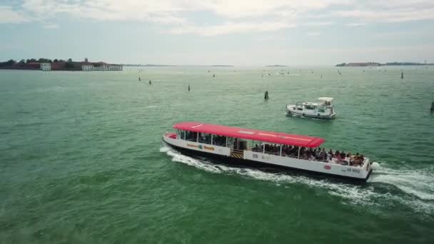 Vaporetto barco de turismo navegando en el gran canal — Vídeo de stock