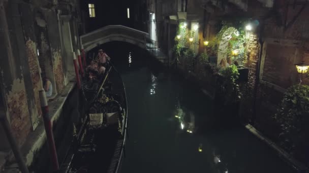 Gondoliers wieczorem w starym mieście po dniu roboczym — Wideo stockowe