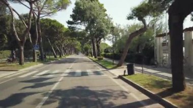 Pov güneşli gündüz Lido adada araba sürme