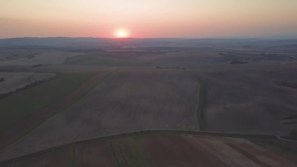 Aerial lanscape van zonsopgang in landelijk gebied in Zuid-Moravië — Stockvideo