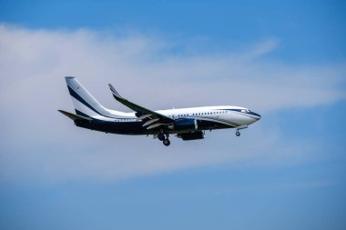 mavi gökyüzünde yolcu uçak