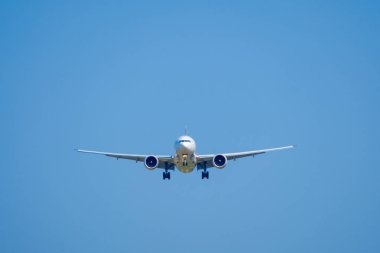 mavi gökyüzünde yolcu uçak