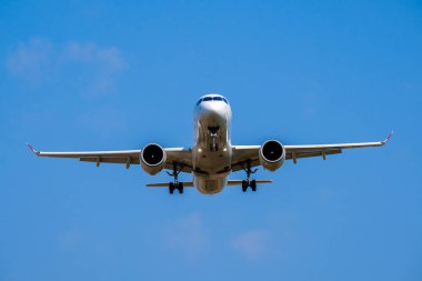 mavi gökyüzünde yolcu uçak