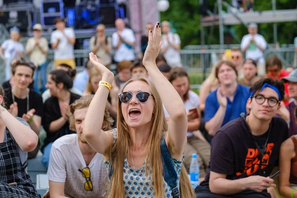 Meninas reagem emocionalmente ao desempenho do músico no festival de música ao ar livre — Fotografia de Stock