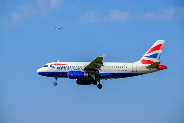 Compañía aérea British Airways aterrizaje en aeropuerto — Foto de Stock