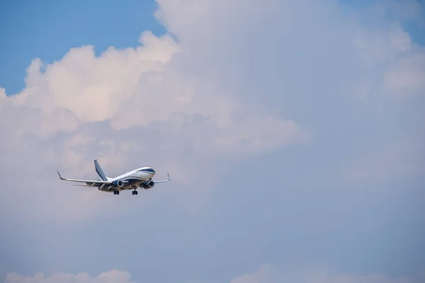 Avião de passageiros no céu azul — Fotografia de Stock