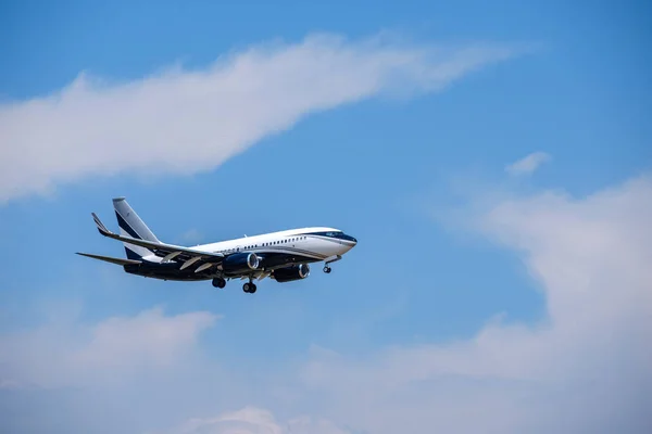 Avião de passageiros no céu azul — Fotografia de Stock