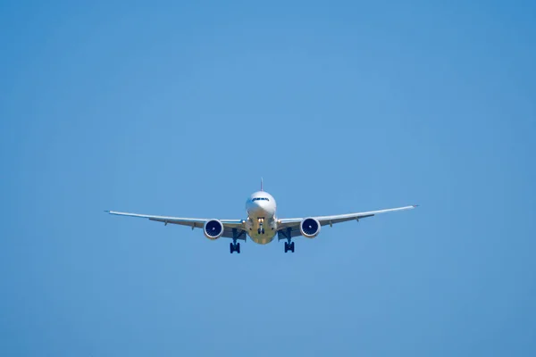 Avião de passageiros no céu azul — Fotografia de Stock