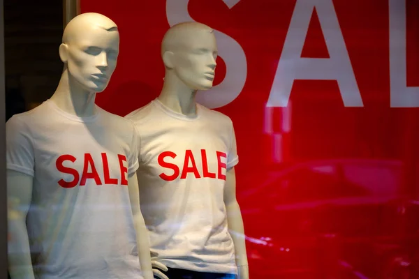 Mannequins in a window of a clothing store Royalty Free Stock Photos