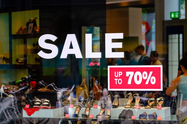 Opschrift Sale 70 procent in een schoenenwinkel — Stockfoto