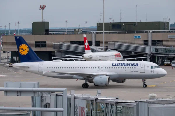 Aeroporto di Zurigo edificio paesaggio esterno durante il giorno — Foto Stock