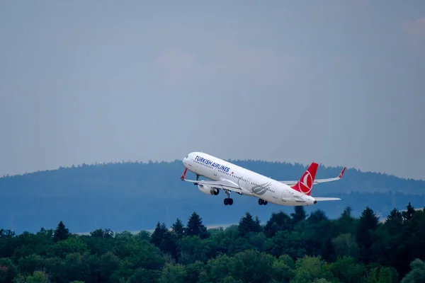 Avião das companhias aéreas turcas decolando durante o dia no aeroporto internacional — Fotografia de Stock