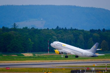 Vueling havayolları uçağı uluslararası havaalanında gündüz kalkıyor