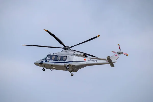 Helikopteri laskeutuu kansainväliselle lentokentälle — kuvapankkivalokuva