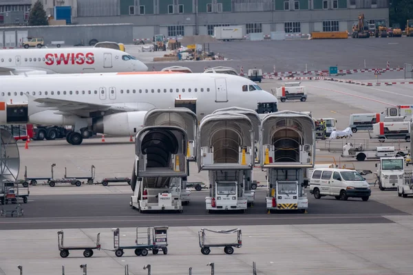 Paesaggio panoramico dell'aeroporto di Zurigo durante il giorno, scale, carrelli bagagli e altre macchine speciali per l'aeroporto — Foto Stock