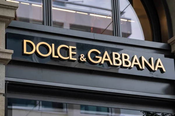 Logotipo de Dolce y Gabbana en la fachada de la tienda de marca —  Fotos de Stock