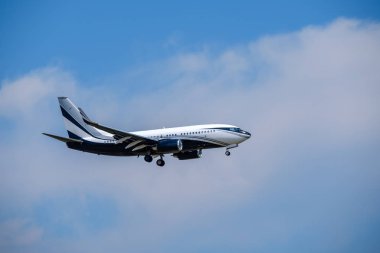 mavi gökyüzünde yolcu uçak