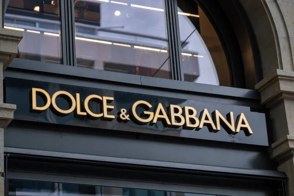 Логотип Dolce и Gabbana на фасаде бренда — стоковое фото