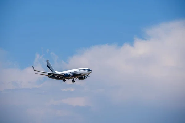 Passagierflugzeug am blauen Himmel — Stockfoto