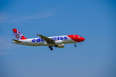 Edelweiss havayolları uçak uluslararası havaalanında gündüz kalkış