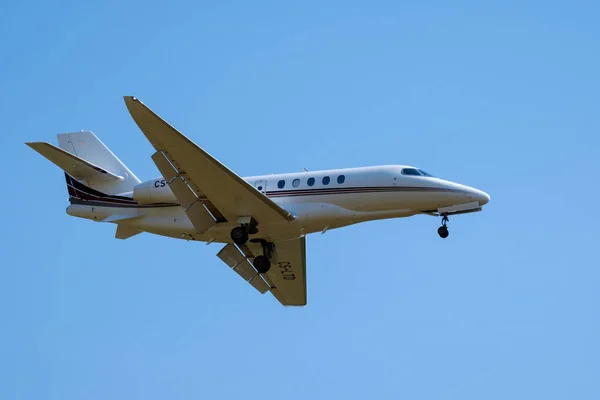 เครื่องบินเจ็ตส่วนตัวขนาดเล็กเตรียมการลงจอดในเวลากลางวันในสนามบินนานาชาติ — ภาพถ่ายสต็อก