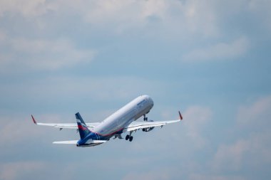 Bulutlu gökyüzünde uçan Aeroflot havayolları şirket uçak