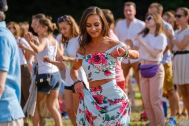 Açık hava müzik festivalinde dans eden genç kadın