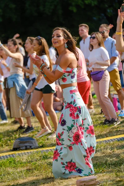 Jovem dançando no festival de música ao ar livre — Fotografia de Stock