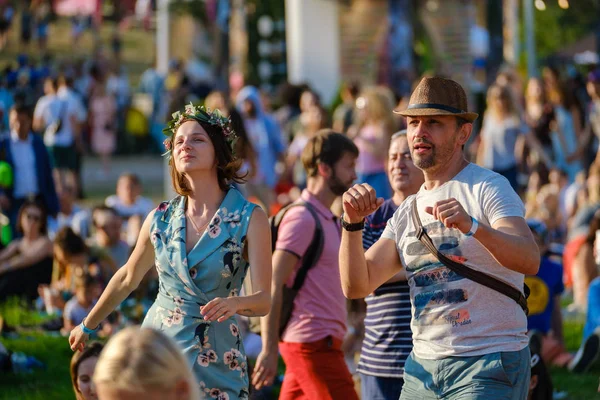 Ludzie uczęszczają na koncert na otwartym powietrzu na międzynarodowym festiwalu jazzowym "Usadba Jazz" w Kolomenskoe Park — Zdjęcie stockowe