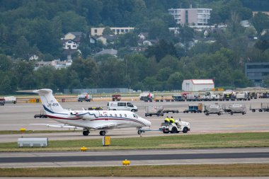 Uluslararası havaalanında küçük özel jet uçağı çekme