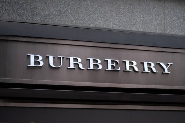Marka mağaza cephede Burberry logosu