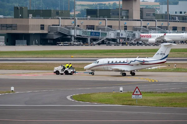 Piccolo jet privato traino aereo in aeroporto internazionale — Foto Stock