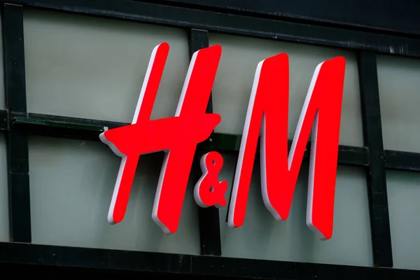 HM logo a márkaüzlet homlokzatán — Stock Fotó