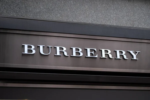 Burberry-Logo an der Fassade des Markenladens — Stockfoto