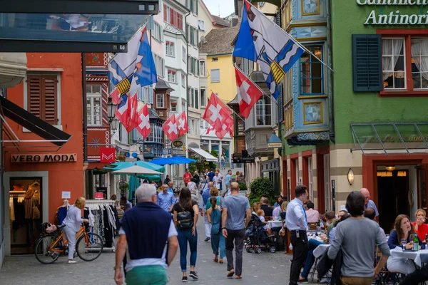 Touristen besuchen Fußgängerzone in der Altstadt und essen im Restaurant — Stockfoto