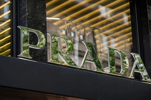 Логотип Prada на фасаде бренда — стоковое фото