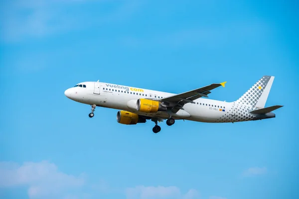 Vueling avión de las aerolíneas despegar en el día en el aeropuerto internacional — Foto de Stock