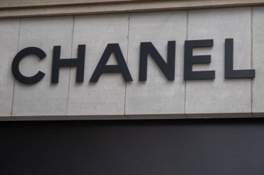 Marka mağaza cephesinde Chanel logosu