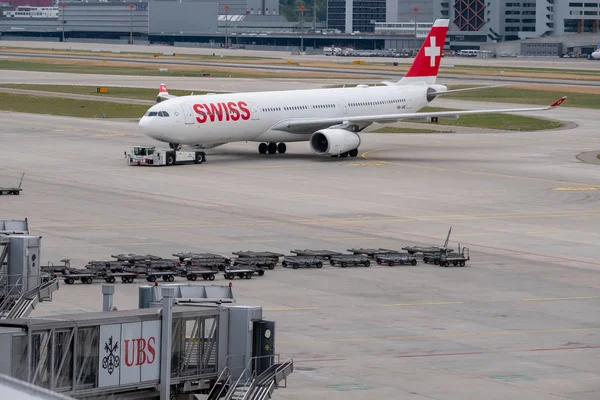 Aereo delle compagnie aeree turche durante il giorno di pista in aeroporto internazionale, vista laterale — Foto Stock