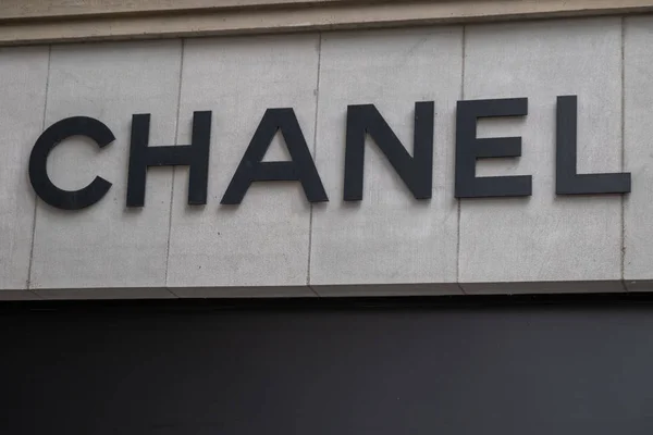 Logo Chanel en la fachada de la tienda de la marca —  Fotos de Stock