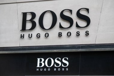Marka mağaza cephede Hugo Boss logosu