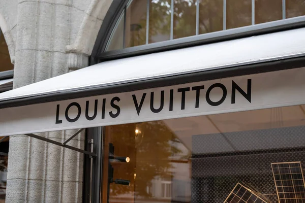 Logotipo de Louis Vuitton en la fachada de la tienda de marca — Foto de Stock