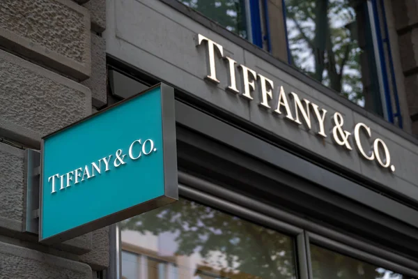 Tiffany λογότυπο της εταιρείας στην πρόσοψη του καταστήματος μάρκας — Φωτογραφία Αρχείου