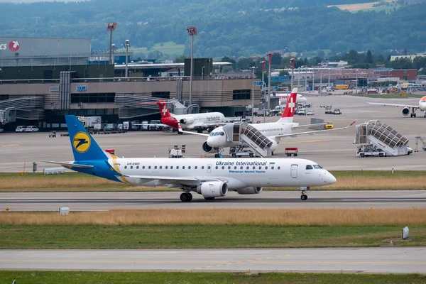 Ucraina compagnie aeree aereo in pista ora del giorno in aeroporto internazionale, vista laterale — Foto Stock