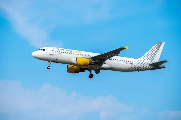 Vueling avión de las aerolíneas despegar en el día en el aeropuerto internacional — Foto de Stock