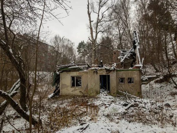 Övergiven förstörd by hus — Stockfoto