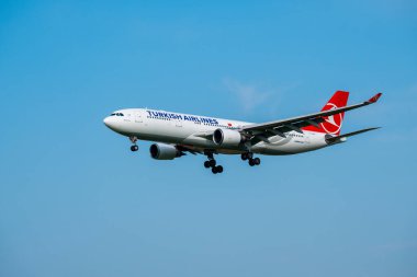 Türk Hava Yolları'na ait uçak uluslararası havalimanında gündüz kalkıyor
