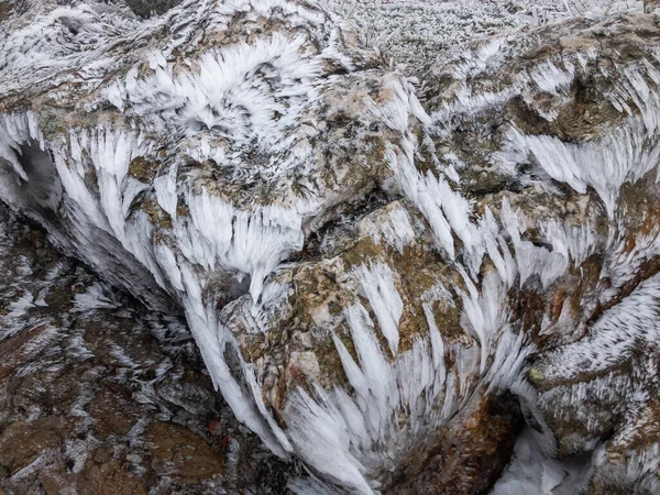 Carámbanos en piedra debido al viento —  Fotos de Stock