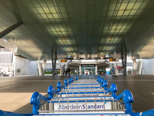 Chariots à bagages devant le bâtiment de l'aéroport — Photo