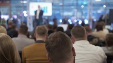 Seyirci atölyede öğretim görevlisini dinliyor